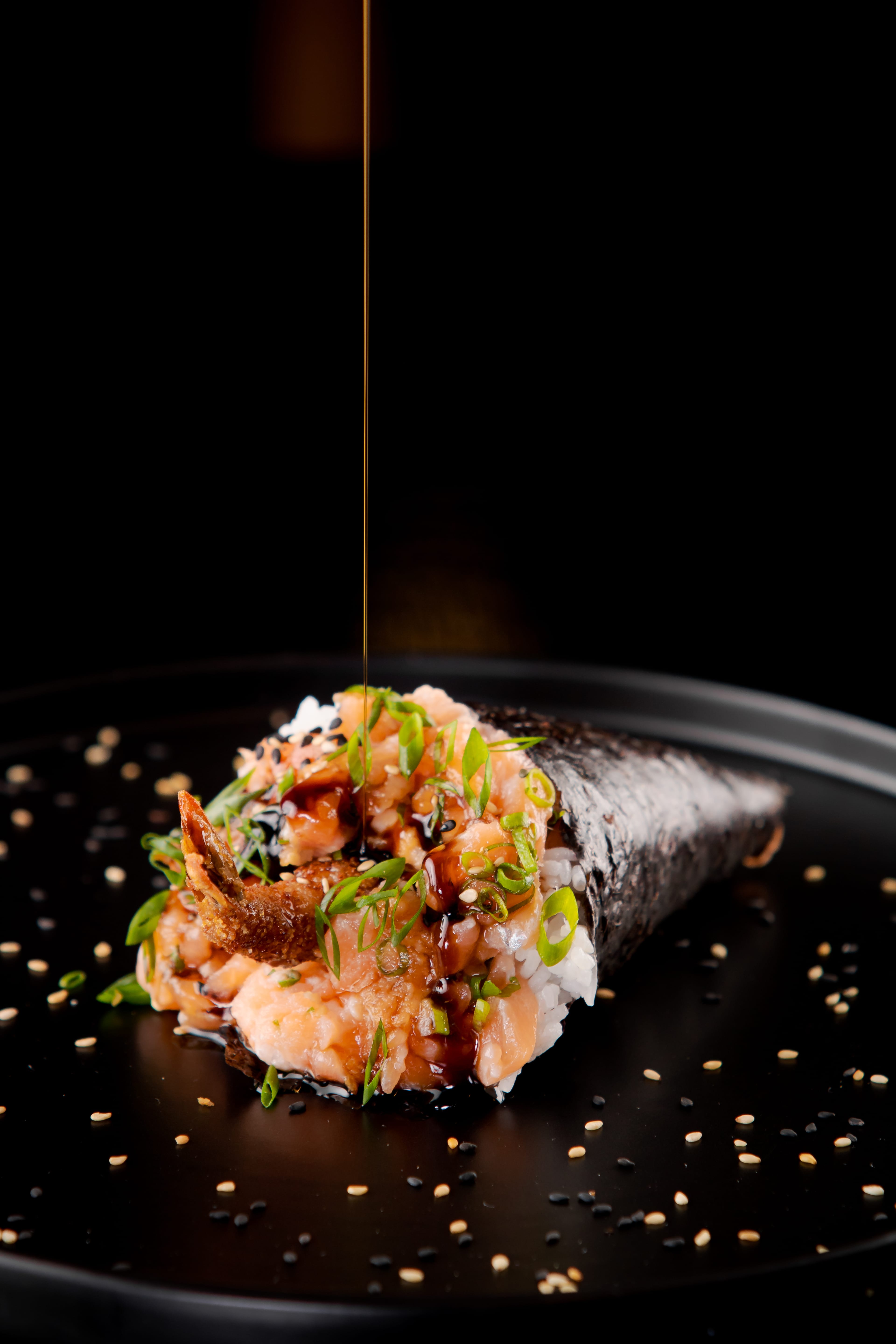 Temaki com salmão e camarão empanado